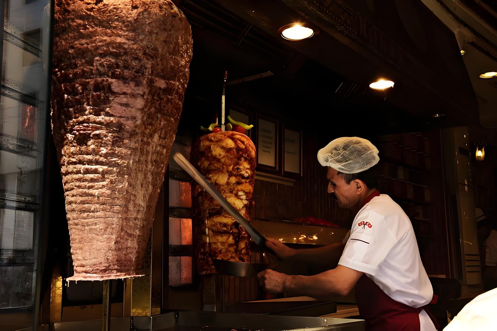 Doner Kebab turc : l'intégration de la cuisine traditionnelle et de la technologie moderne